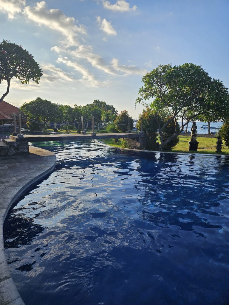 Piscine à débordement dans un hôtel de Bali