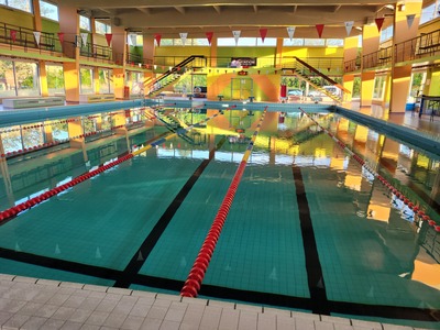 A l'intérieur de la piscine les lignes d'eau pour les entraînements