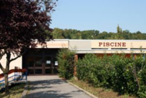 Vue extérieure de la piscine