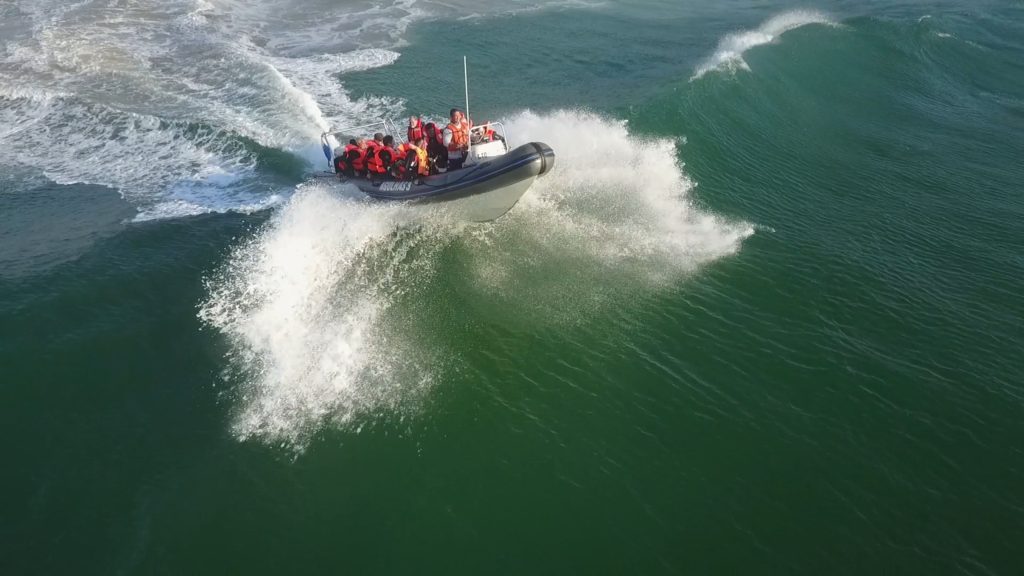 Le bateau filant sur les vagues