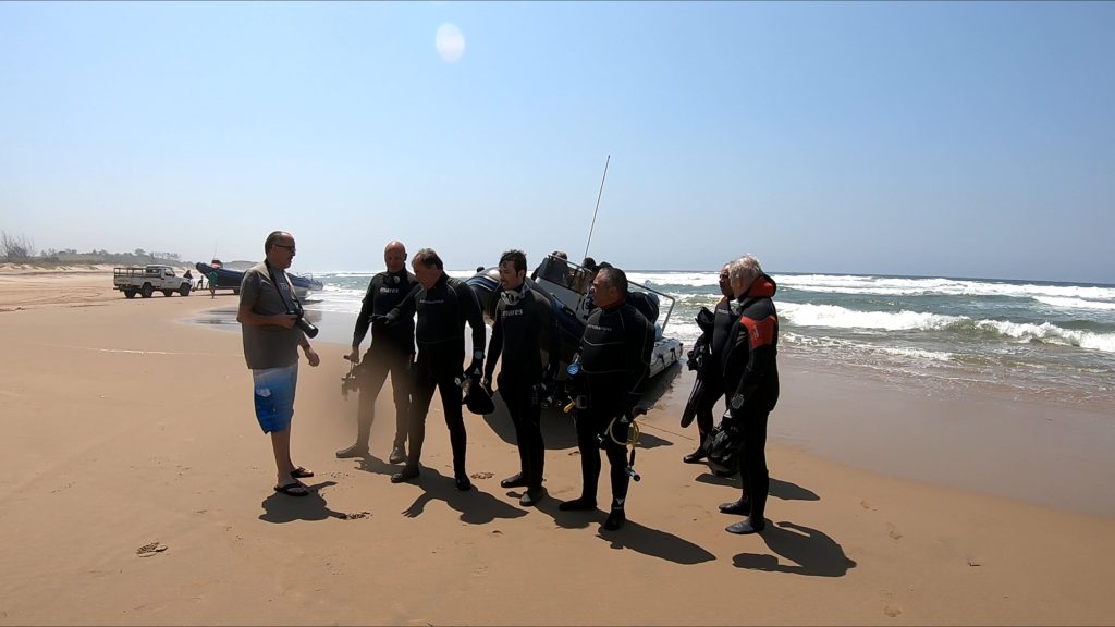 retour du groupe des plongeurs sur la plage
