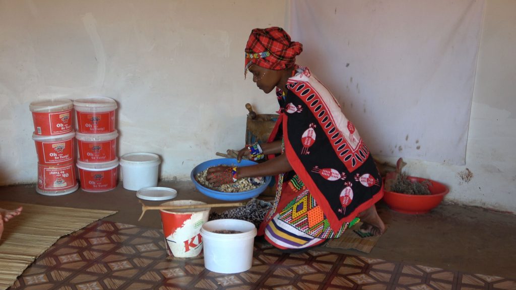 Une femme préparant le repas