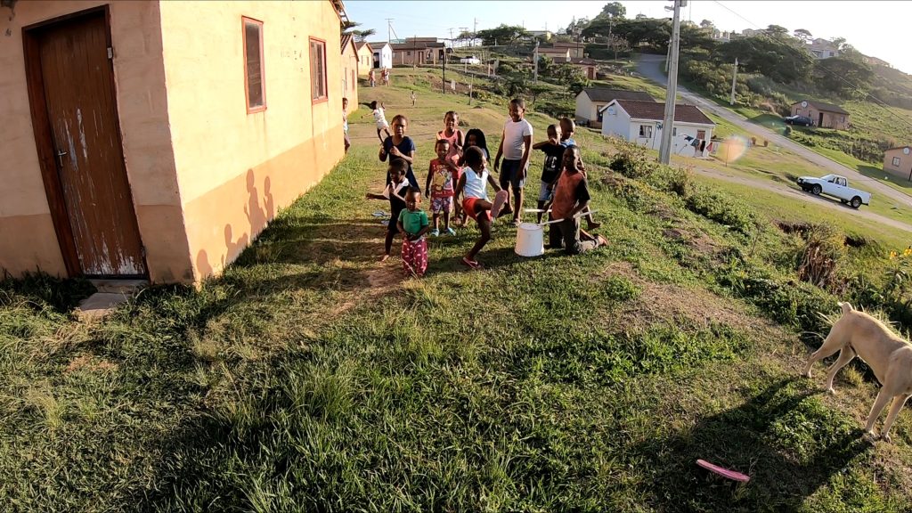 Un groupe d'enfants qui s'amusent