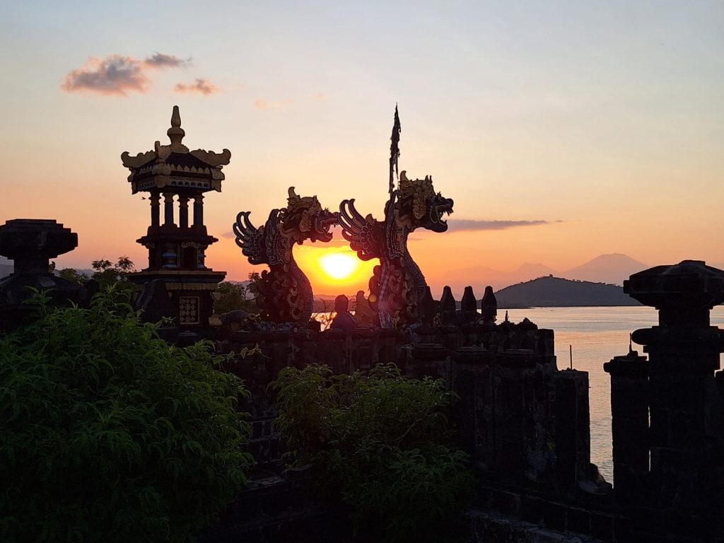 Coucher de soleil au temple
