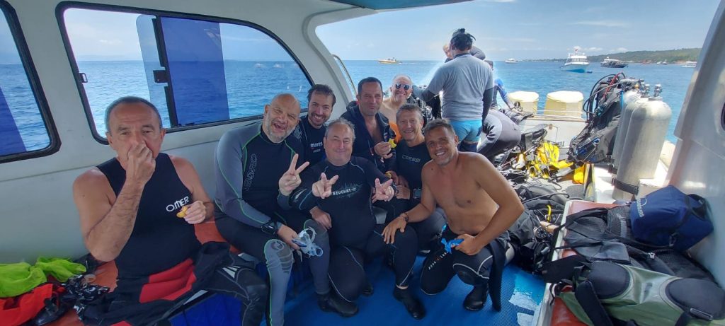 Plongeurs sur le bateau