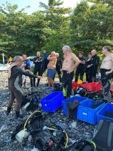 Briefing des plongeurs sur les galets