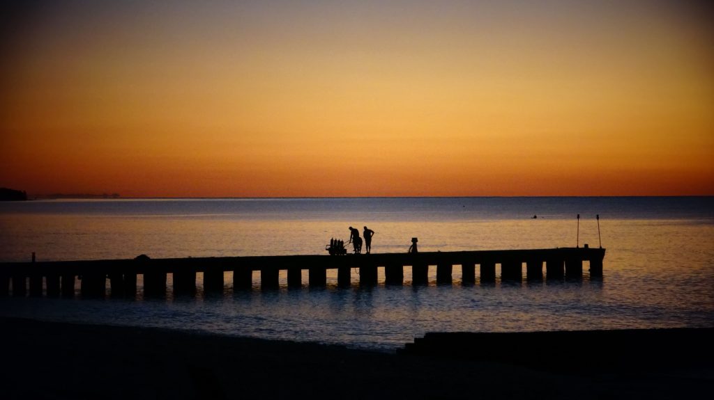 ponton sous coucher de soleil