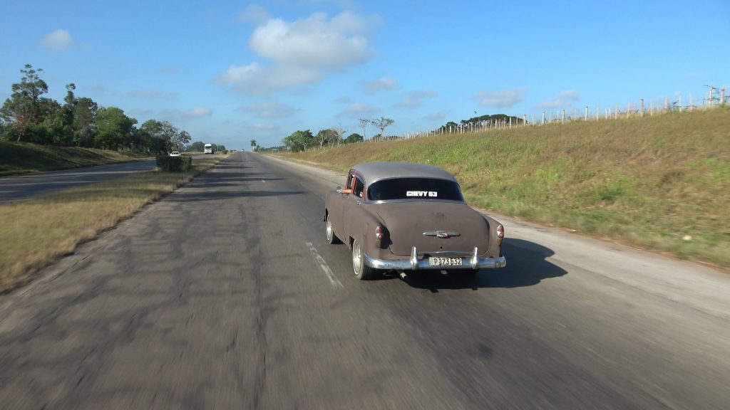 voiture ancienne sur les routes cubaines