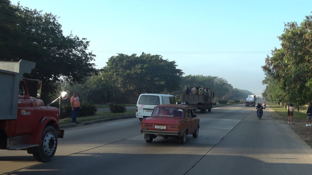 Voitures anciennes sur les routes cubaines