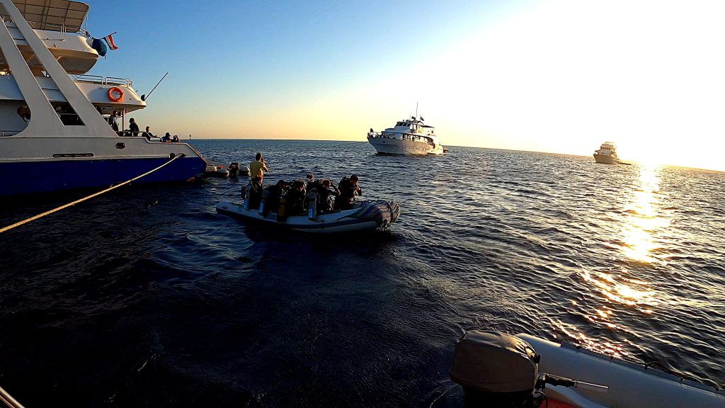 Embarquement sur zodiac pour site de plongée