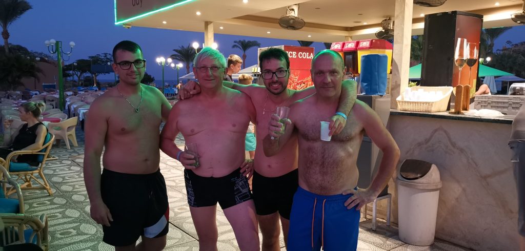 Une belle brochette de plongeurs à l'apéro