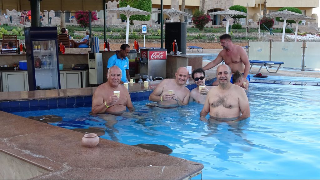 Apéritif à la piscine
