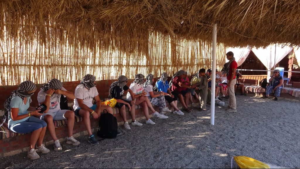 Dégustation de thé sous la tente berbère