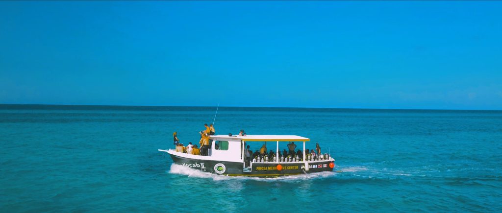 En bateau pour se rendre sur le site de plongée