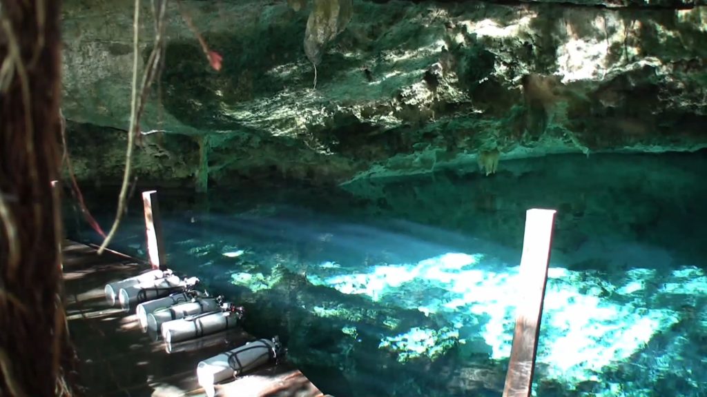 Plongée dans une cenote