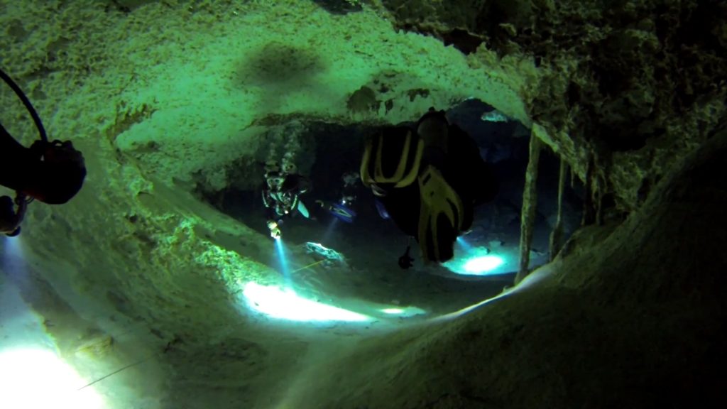 Plongée dans une cenote