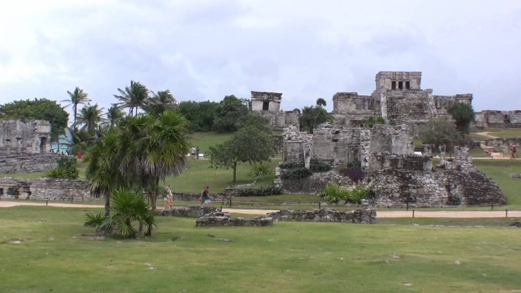Visite d'un site aztèque