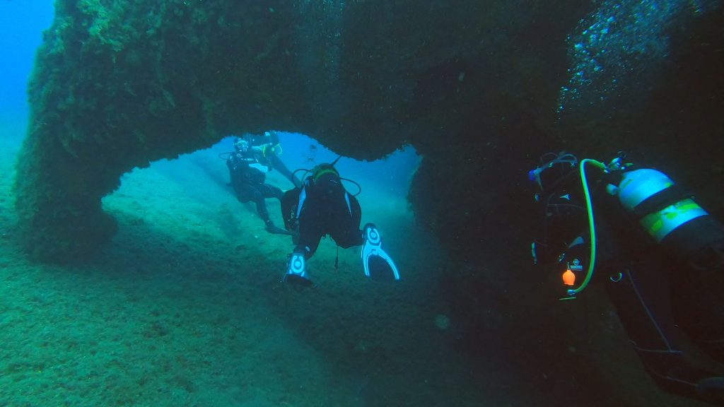 Passage sous un rocher