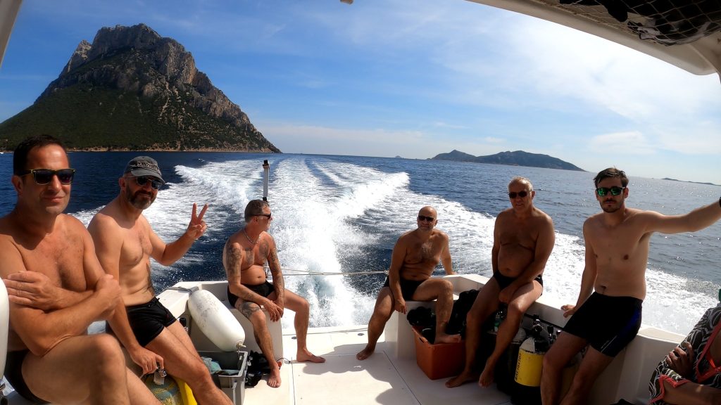 en bateau pour le site de plongée