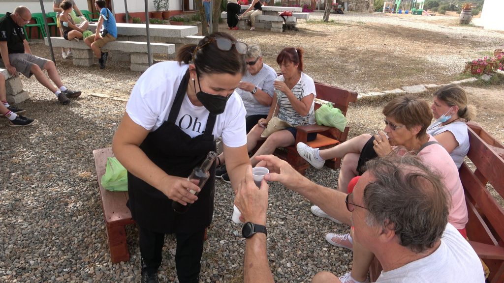 Une dégustation de breuvage local